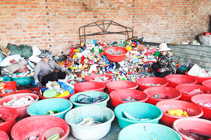 Rác thải nhựa được phân loại tại một cơ sở ở xã Diên Thạnh.