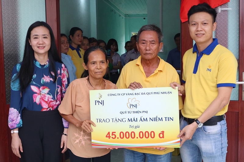 Lãnh đạo Hội LHPN tỉnh và đại diện PNJ trao Mái ấm niềm tin cho gia đình bà Thanh