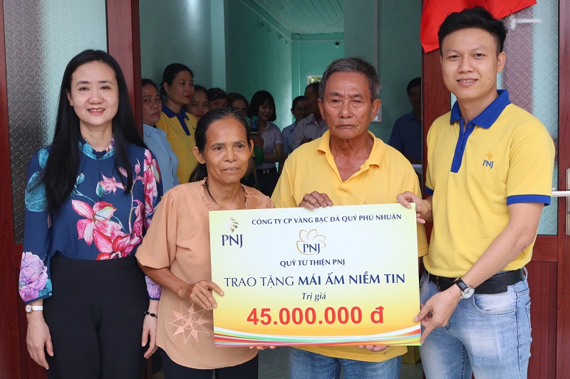 Trao "Mái ấm niềm tin" cho hội viên phụ nữ nghèo xã Ninh Sơn