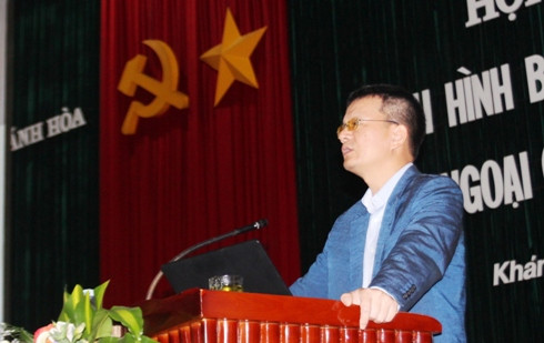 Tiến sĩ Trần Việt Thái trình bày chuyên đề tại hội nghị.