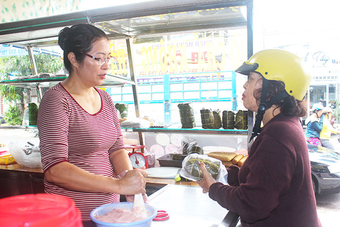 Khách mua hàng tại cơ sở sản xuất nem chả Khánh Hằng (Nha Trang).