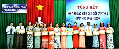 Ông Trần Nguyên Lập - Trưởng phòng Giáo dục và Đào tạo TP. Nha Trang trao giấy chứng nhận cho các giáo viên giỏi. 