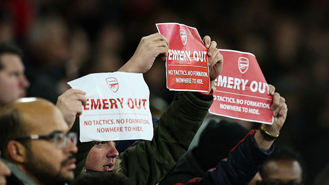 CĐV Arsenal giơ biểu ngữ  "Emery out " (Emery biến đi) ở trận thua Frankfurt.