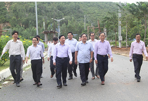 Đồng chí Nguyễn Khắc Định dẫn đầu đoàn công tác kiểm tra hạ tầng Cụm công nghiệp Trảng É