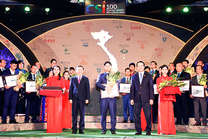 Đại diện Công ty Yến sào Khánh Hòa nhận chứng nhận của ban tổ chức.