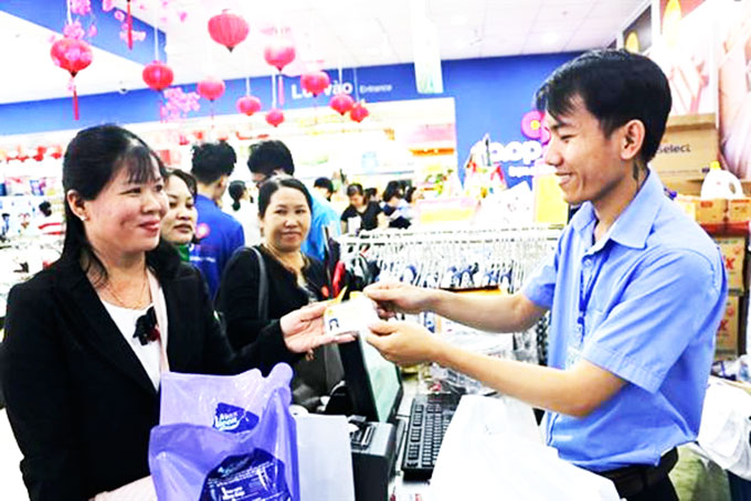 Đoàn viên công đoàn sử dụng thẻ mua hàng giảm giá  tại Siêu thị Co.opmart Nha Trang.