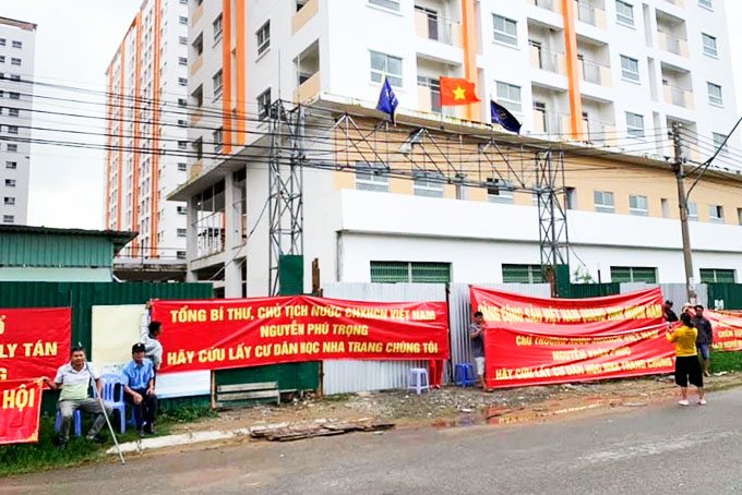 Người dân căng băng rôn đòi nhà tại dự án  Nhà ở xã hội HQC Nha Trang.