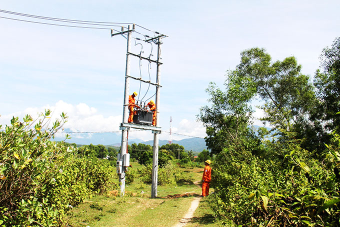 Thi công lưới điện 22kV ở xã Vạn Phú, huyện Vạn Ninh.