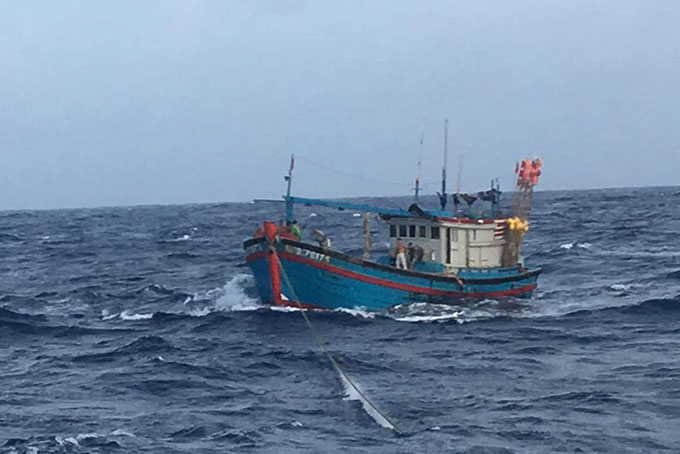 Tàu 640 kịp thời cứu nạn tàu cá KH 91791TS bị gãy trục chân vịt