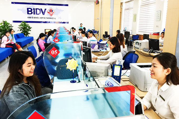 Khách hàng giao dịch tại BIDV Khánh Hòa.