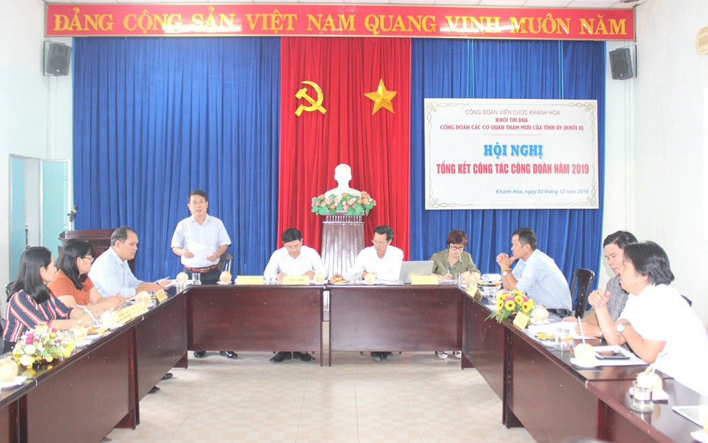 Đồng chí Trần Duy Hưng - Tỉnh ủy viên, Tổng biên tập Báo Khánh Hòa phát biểu tại hội nghị.