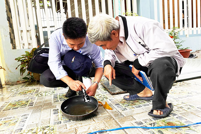 Đoàn kiểm tra các dụng cụ chứa nước ở một hộ dân thôn Đồng Cau.