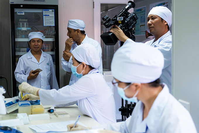 Cảnh sản xuất tác phẩm dự thi “Vaccine made in Việt Nam” của KTV. 