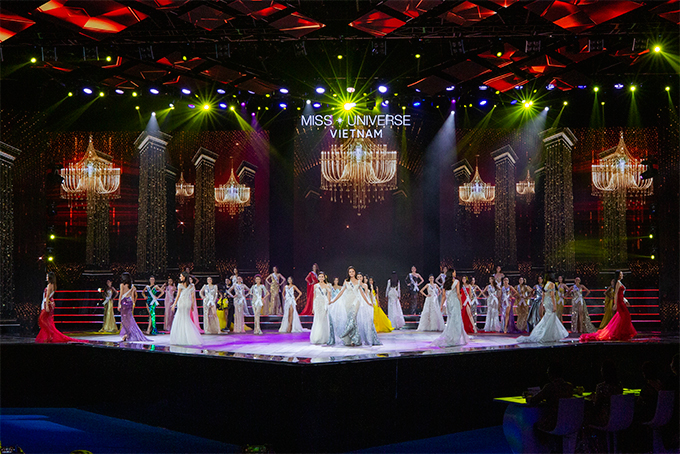 Tối 3-12, sân khấu Crown Center lại lung linh ánh đèn cho màn thi diễn của 45 thí sinh của cuộc thi HHHV Việt Nam 2019.