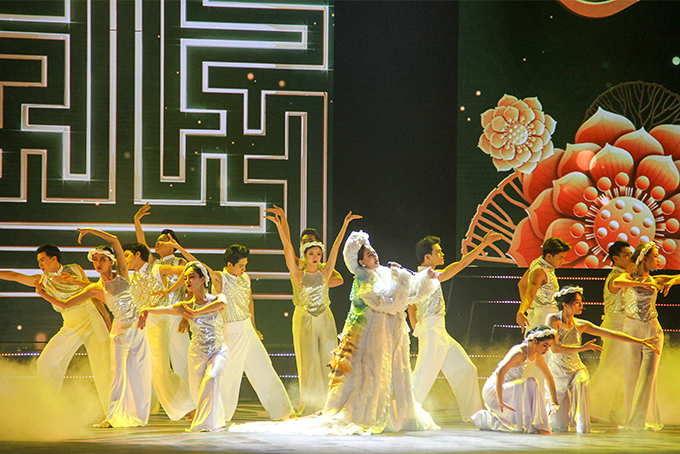 Tiết mục  "Bánh trôi nước " do ca sĩ Hoàng Thùy Linh và vũ đoàn thể hiện đã đem lại ấn tượng với khán giả. 