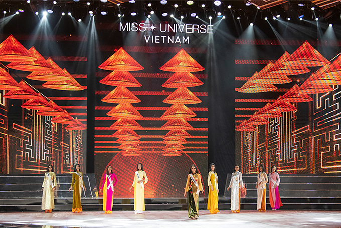 Màn thi trình diễn áo dài của các thí sinh. Trang phục áo dài trong đêm bán kết này do nhà thiết kế Thủy Nguyễn thực hiện. 