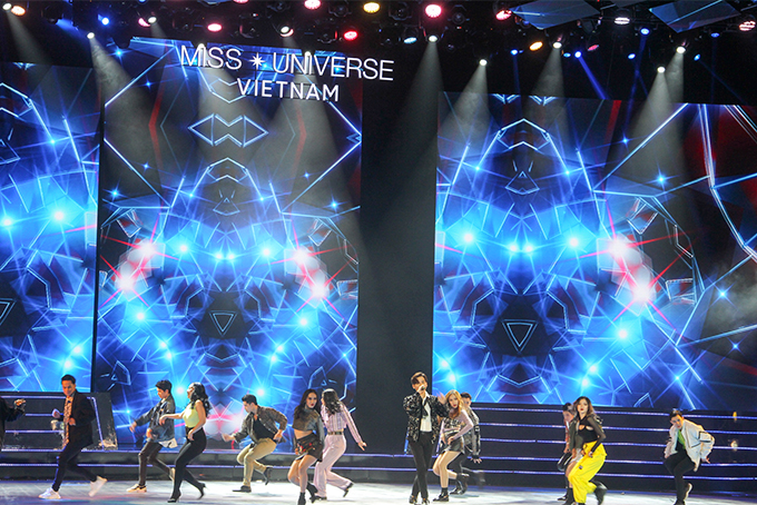 Ca sĩ Ali Hoàng Dương khuấy động sân khấu đêm diễn. 