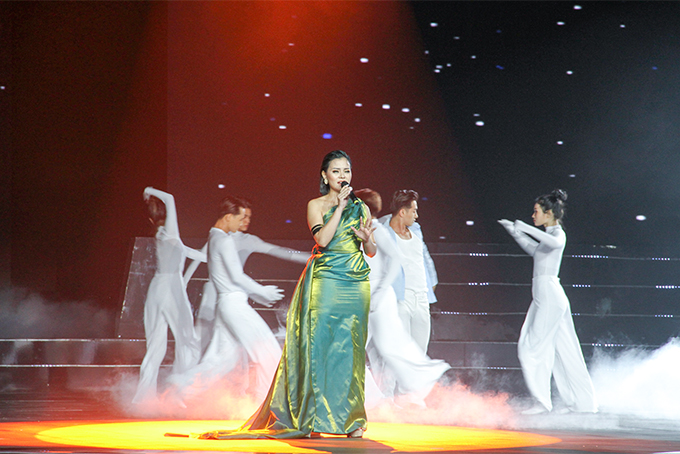 Ca sĩ Tia Hải Châu với giọng ca đầy nội lực đưa khán giả vào bầu không khí dạ tiệc. 