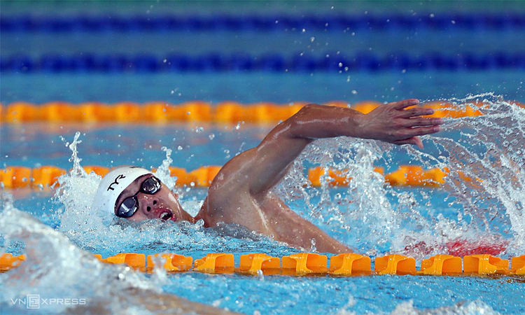 Huy Hoàng trên đường bơi chung kết 400m tự do nam tối 4-12. Ảnh: Phạm Đương.