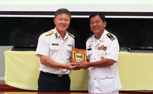 Chuẩn Đô đốc, Phó Giáo sư, Tiến sĩ Nguyễn Văn Lâm (bìa trái) tặng quà lưu niệm cho Đô đốc Van Bunleang.