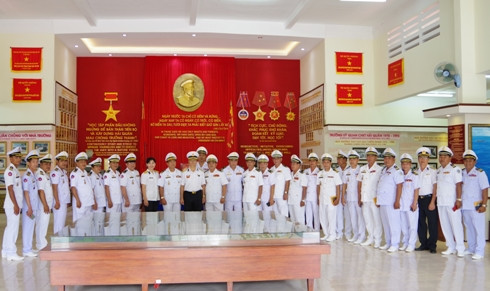 Đoàn công tác chụp hình lưu niệm tại Học viện Hải quân.