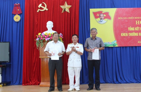 Các cán bộ, hội viên được tặng Kỷ niệm chương Cựu chiến binh Việt Nam.