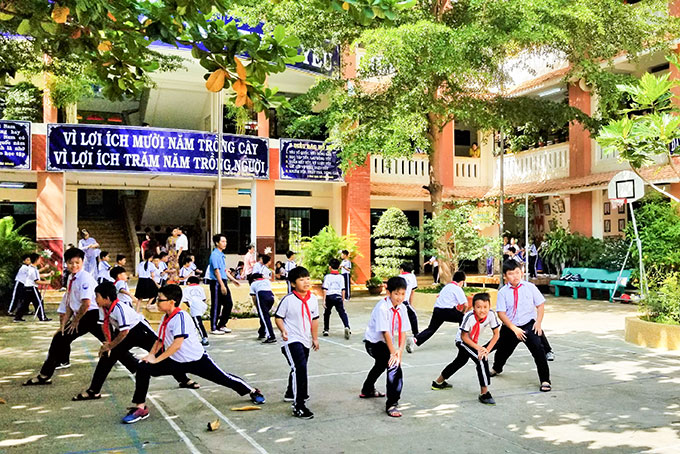 Học sinh Trường Tiểu học Vạn Thắng (TP. Nha Trang) trong giờ học thể dục. 