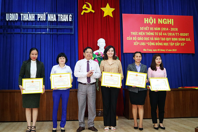 Lãnh đạo TP. Nha Trang trao giấy khen cho các tập thể.