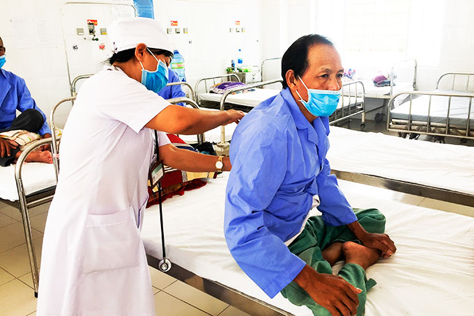 Khám cho bệnh nhân tại Bệnh viện Lao và Bệnh phổi tỉnh. 