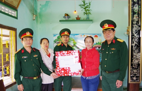 Đoàn công tác tặng quà cho thân nhân gia đình đồng chí Nguyễn Đức Cường.