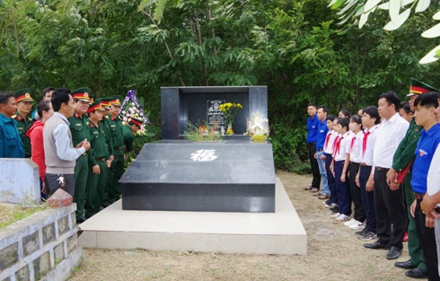 Đoàn công tác cùng các ban ngành, đoàn thể địa phương viếng mộ đồng chí Nguyễn Đức Cường.
