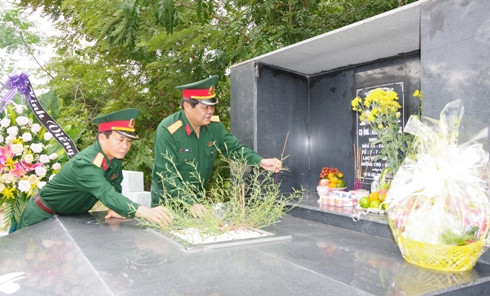 Các cán bộ Bộ CHQS tỉnh dâng hương trước mộ đồng chí Nguyễn Đức Cường.