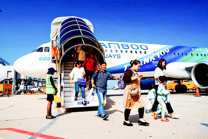 Khách du lịch Hàn Quốc đến Khánh Hòa bằng chuyến bay của Bamboo Airways.