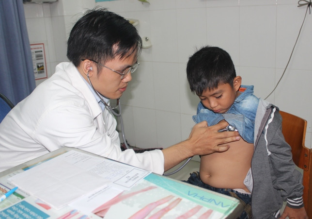 Các bác sĩ thăm khám cho trẻ em.