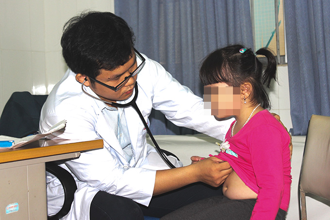 Các bác sĩ khám sàng lọc bệnh tim cho trẻ em tại chương trình “Trái tim cho em”.
