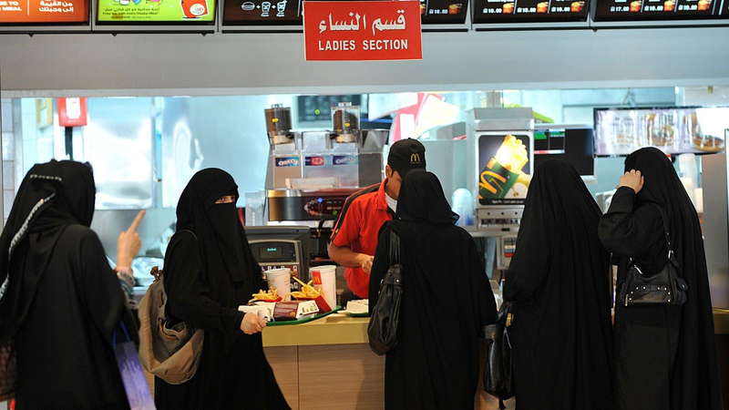 Giờ đây, phụ nữ tại Saudi Arabia không còn phải đi lối riêng hoặc ngồi khu cách ly khi vào nhà hàng. Ảnh: Sky News 