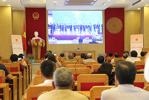 Các đại biểu ở điểm cầu Khánh Hoà chứng kiến nghi thức bấm nút khai trương Cổng dịch vụ công quốc gia. 
