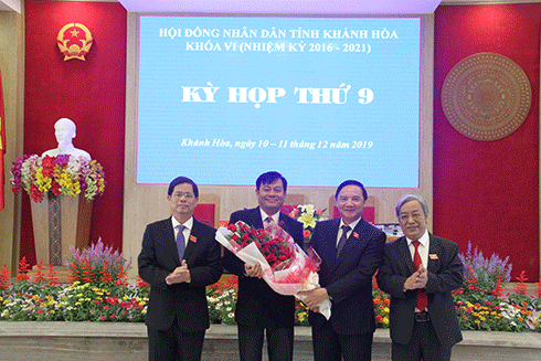 Lãnh đạo tỉnh tặng hoa chúc mừng ông Trần Mạnh Dũng được bầu giữ chức vụ Phó Chủ tịch HĐND tỉnh