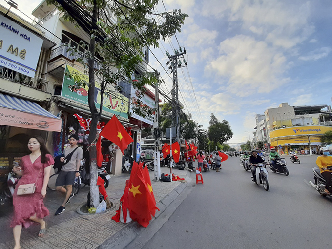 Đường phố Nha Trang rộn ràng chuẩn bị cổ vũ U22 Việt Nam đá chung kết