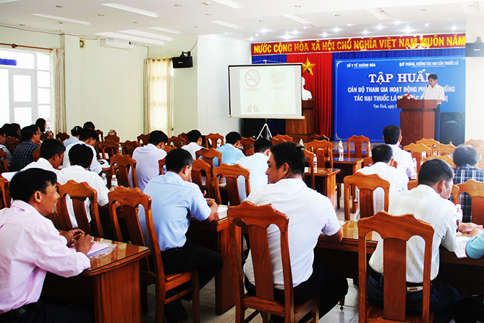 Tập huấn phòng, chống thuốc lá tại thị xã Ninh Hòa.