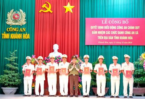 Giám đốc Công an tỉnh Khánh Hòa trao quyết định bổ nhiệm Trưởng Công an các xã