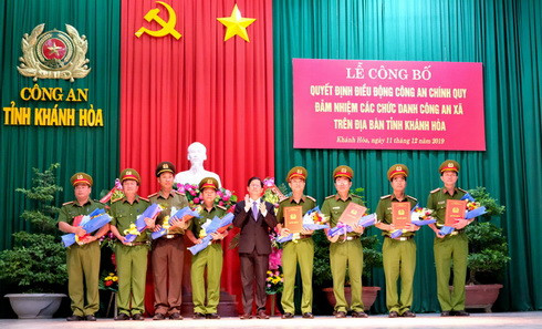 Ông Nguyễn Tấn Tuân chúc mừng lãnh đạo công an các huyện, thị xã và thành phố