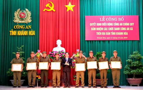 Ông Nguyễn Tấn Tuân trao bằng khen của UBND tỉnh cho trưởng công an xã bán chuyên trách