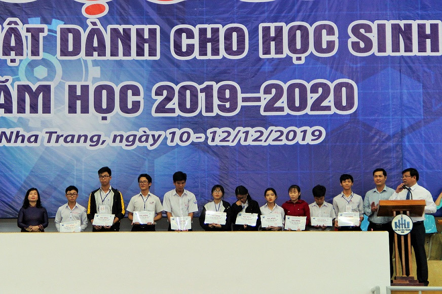 Lãnh đạo Trường Đại học Khánh Hòa trao học bổng cho các học sinh. 
