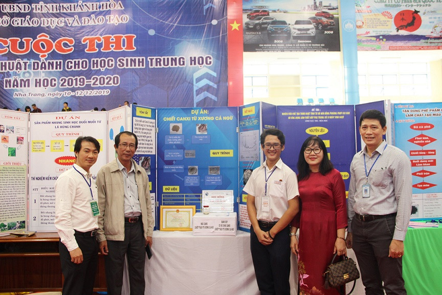 Các đại biểu và học sinh chụp ảnh lưu niệm tại gian trưng bày của dự án học sinh Trường THPT Nguyễn Văn Trỗi, 1 trong 2 dự án dự thi cấp quốc gia. 