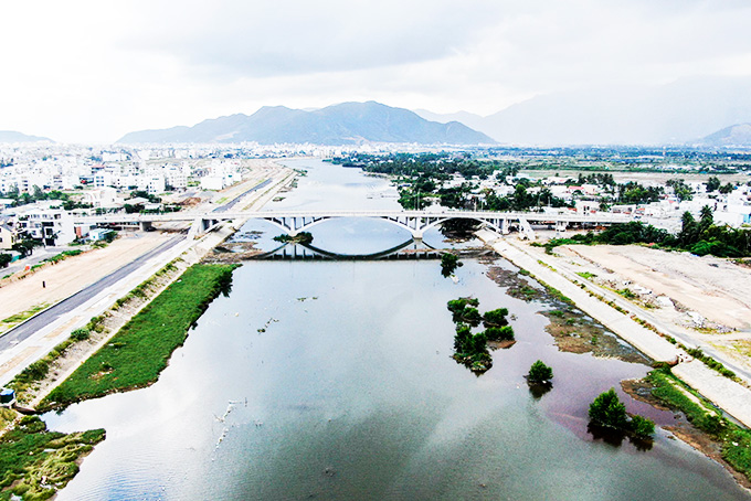 Dự án đường Vành đai 2 đang bị chồng lấn ranh quy hoạch với dự án Khu đô thị mới Lê Hồng Phong I  và Khu đô thị VCN - Phước Long. 