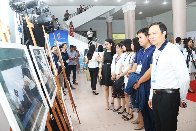  Các đại biểu xem triển lãm ảnh. 