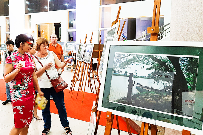 Khán giả xem các tác phẩm được giới thiệu tại triển lãm. 