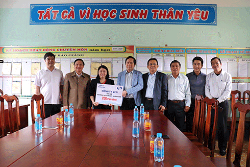 Lãnh đạo Công ty Cổ phần Đầu tư VCN trao tiền hỗ trợ cho Trường Trung học cơ sở Tô Hạp
