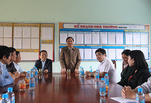 Bí thư Tỉnh ủy Nguyễn Khắc Định đến thăm Trường Trung học cơ sở Tô Hạp.